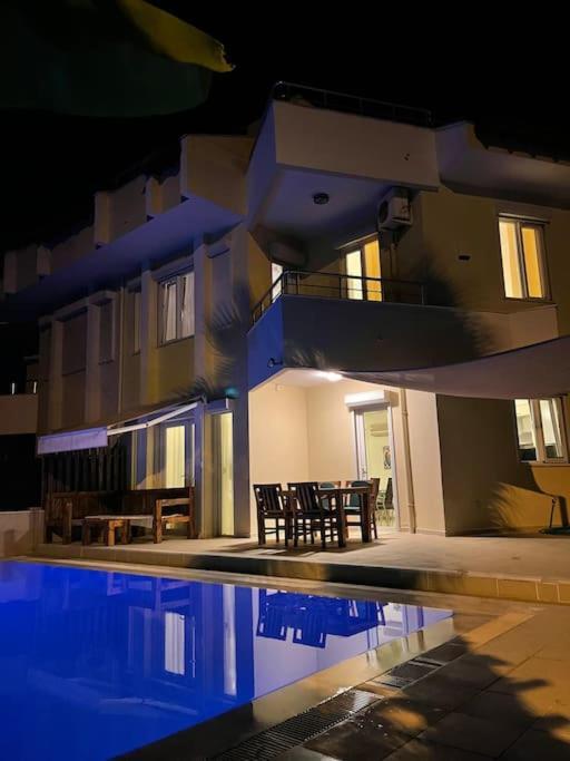 Excellent 3 Storey Villa With A Swimming Pool ベレキ エクステリア 写真