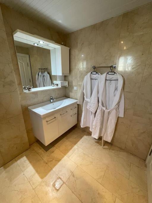 Excellent 3 Storey Villa With A Swimming Pool ベレキ エクステリア 写真