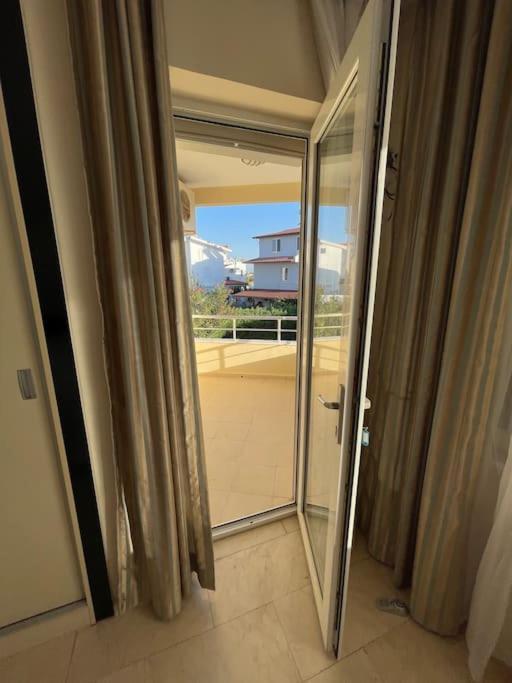 Excellent 3 Storey Villa With A Swimming Pool ベレキ エクステリア 写真