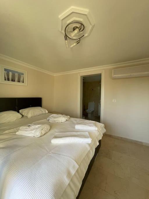 Excellent 3 Storey Villa With A Swimming Pool ベレキ エクステリア 写真