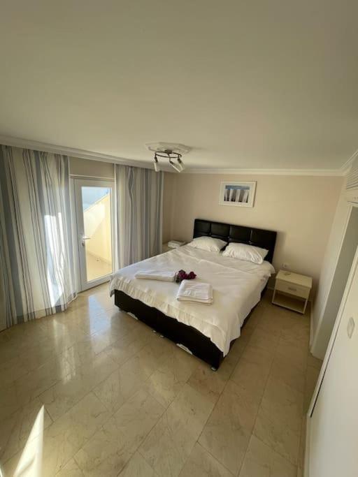 Excellent 3 Storey Villa With A Swimming Pool ベレキ エクステリア 写真