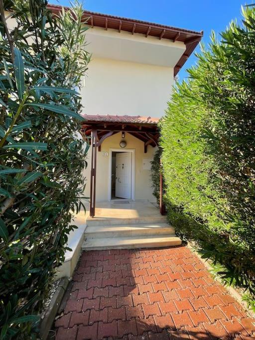 Excellent 3 Storey Villa With A Swimming Pool ベレキ エクステリア 写真