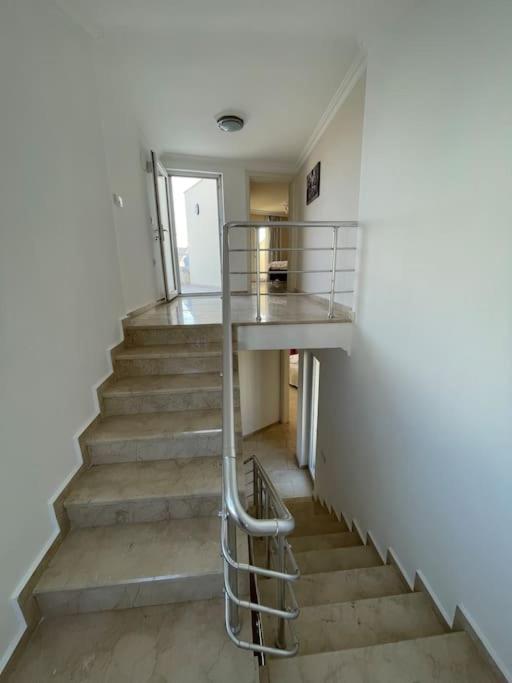 Excellent 3 Storey Villa With A Swimming Pool ベレキ エクステリア 写真