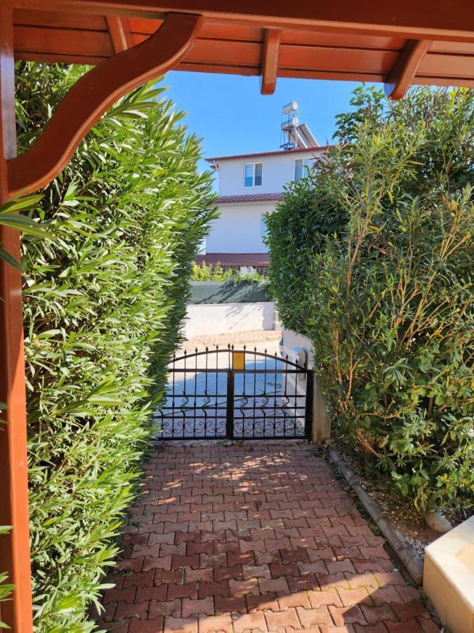 Excellent 3 Storey Villa With A Swimming Pool ベレキ エクステリア 写真